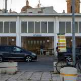 ...dal 1948 invece si sono spostati all�interno del mercato ittico situato proprio dinanzi al porto
